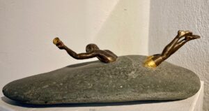 Der Taucher, Amphibolit/Bronze/Blattgold