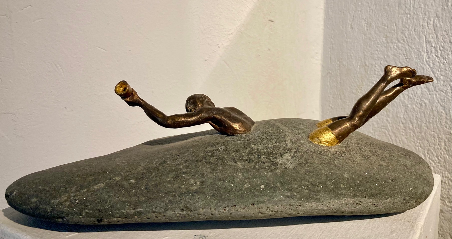 Der Taucher, 2018, Amphibolit/Bronze/Blattgold